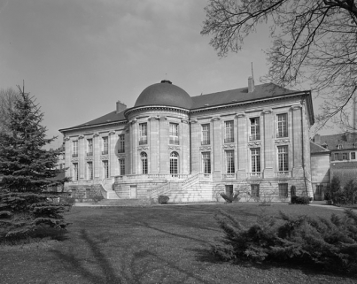 Façade postérieure, de trois quarts droit. © Région Franche-Comté, Inventaire du Patrimoine, ADAGP