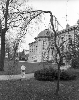 Façade postérieure, de trois quarts droit, avec une statue du parc : vue éloignée. © Région Franche-Comté, Inventaire du Patrimoine, ADAGP