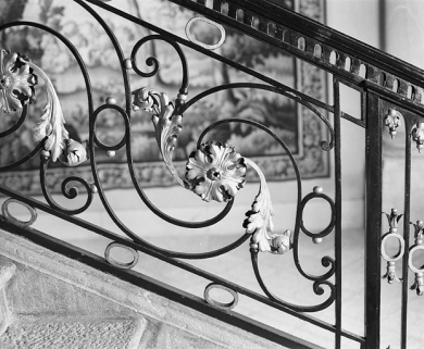 Intérieur, escalier : détail des motifs de la rampe en ferronnerie : vue rapprochée. © Région Franche-Comté, Inventaire du Patrimoine, ADAGP
