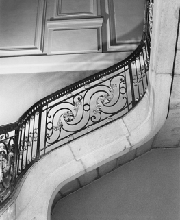 Intérieur, escalier : détail de la rampe en ferronnerie. © Région Franche-Comté, Inventaire du Patrimoine, ADAGP