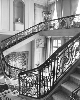 Intérieur : vue d'ensemble de l'escalier depuis le haut de la première volée. © Région Franche-Comté, Inventaire du Patrimoine, ADAGP