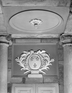 Intérieur, vestibule de l'escalier : détail d'un dessus de porte. © Région Franche-Comté, Inventaire du Patrimoine, ADAGP