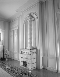 Intérieur, antichambre du billard : détail du poêle. © Région Franche-Comté, Inventaire du Patrimoine, ADAGP