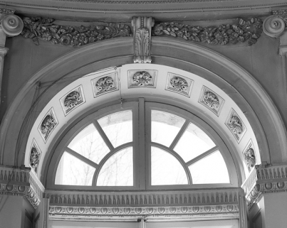 Salon de la rotonde : partie supérieure d'une fenêtre. © Région Bourgogne-Franche-Comté, Inventaire du Patrimoine