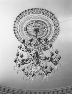 Salon de la rotonde : lustre. © Région Bourgogne-Franche-Comté, Inventaire du Patrimoine