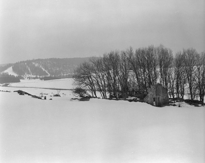 Ruine d'une ferme située au lieudit Les Cerclevaux : vue d'ensemble. © Région Bourgogne-Franche-Comté, Inventaire du patrimoine