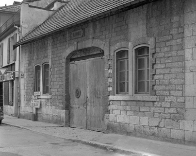 Façade sur rue, vue de trois quarts. © Région Bourgogne-Franche-Comté, Inventaire du patrimoine