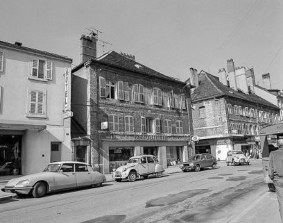 Façade sur rue de la République, vue de trois quarts gauche. © Région Bourgogne-Franche-Comté, Inventaire du patrimoine