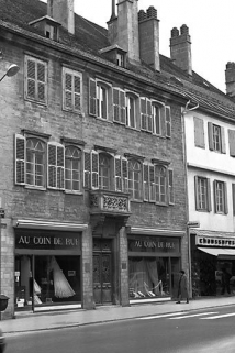 Façade sur rue de trois quarts gauche. © Région Bourgogne-Franche-Comté, Inventaire du patrimoine Façade sur rue de trois quarts gauche. © Région Bourgogne-Franche-Comté, Inventaire du patrimoine