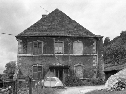 Façade nord du logement patronal en 1980. © Région Bourgogne-Franche-Comté, Inventaire du patrimoine