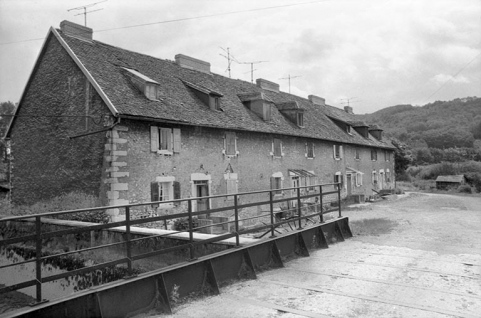 Logement d'ouvriers situé sur l'île, en 1980. © Région Bourgogne-Franche-Comté, Inventaire du patrimoine