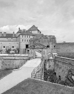 Vue éloignée. Porte Louis XIV - tour bastionnée de la 4e enceinte. En arrière-plan : tour en "fer à cheval" et 3e enceinte. © Région Bourgogne-Franche-Comté, Inventaire du patrimoine