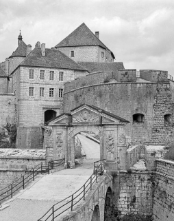 Vue moyenne. Porte Louis XIV - tour bastionnée de la 4e enceinte. En arrière-plan : tour en "fer à cheval" et 3e enceinte. © Région Bourgogne-Franche-Comté, Inventaire du patrimoine