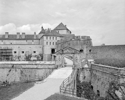 Vue sur la 3e enceinte et les casemates Vauban. © Région Bourgogne-Franche-Comté, Inventaire du patrimoine