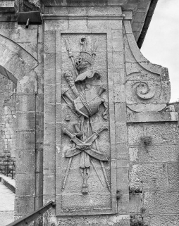 Attributs guerriers, côté droit de la porte Louis XIV de la 4e enceinte. © Région Bourgogne-Franche-Comté, Inventaire du patrimoine