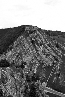 Vue du fort et de l'ouvrage défendant la route. © Région Bourgogne-Franche-Comté, Inventaire du patrimoine