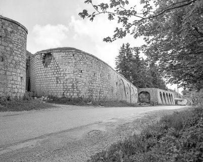 Entrée du fort et créneaux de pied. © Région Bourgogne-Franche-Comté, Inventaire du patrimoine