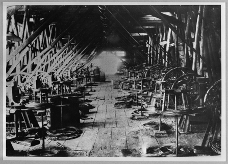 L'intérieur de la clouterie, limite 19e siècle 20e siècle. © Région Bourgogne-Franche-Comté, Inventaire du patrimoine L'intérieur de la clouterie, limite 19e siècle 20e siècle. © Région Bourgogne-Franche-Comté, Inventaire du patrimoine