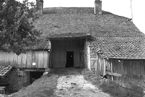 Face latérale droite : entrée de grange. © Région Bourgogne-Franche-Comté, Inventaire du patrimoine Face latérale droite : entrée de grange. © Région Bourgogne-Franche-Comté, Inventaire du patrimoine