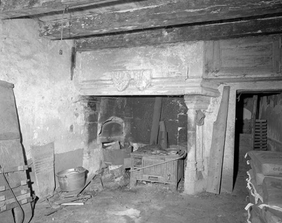 Les communs : cheminée de l'ancien logis du gardien figurant les armes de la famille de Vienne-Grandson. © Région Bourgogne-Franche-Comté, Inventaire du patrimoine Les communs : cheminée de l'ancien logis du gardien figurant les armes de la famille de Vienne-Grandson. © Région Bourgogne-Franche-Comté, Inventaire du patrimoine