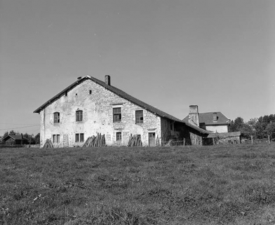Façade antérieure et face latérale droite. © Région Bourgogne-Franche-Comté, Inventaire du patrimoine Façade antérieure et face latérale droite. © Région Bourgogne-Franche-Comté, Inventaire du patrimoine