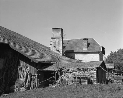 Vue extérieure de la cheminée centrale en pierre (tué). © Région Bourgogne-Franche-Comté, Inventaire du patrimoine Vue extérieure de la cheminée centrale en pierre (tué). © Région Bourgogne-Franche-Comté, Inventaire du patrimoine
