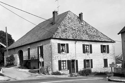 Façade antérieure et face latérale gauche. © Région Bourgogne-Franche-Comté, Inventaire du patrimoine