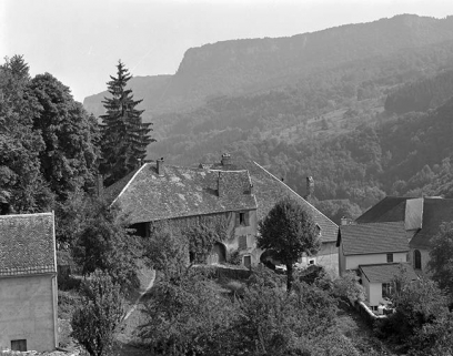 Maison située rue de l'Eglise, cadastrée 1971 AC 99 : vue depuis le sentier de la Planche. © Région Bourgogne-Franche-Comté, Inventaire du patrimoine