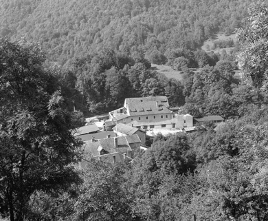 Vue d'ensemble du laminoir en destruction depuis le haut du village. © Région Bourgogne-Franche-Comté, Inventaire du patrimoine Vue d'ensemble du laminoir en destruction depuis le haut du village. © Région Bourgogne-Franche-Comté, Inventaire du patrimoine