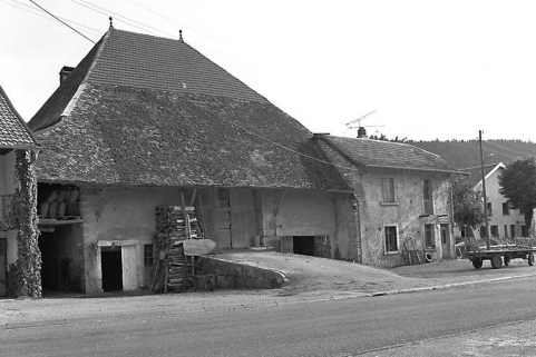 Façade antérieure vue de trois quarts gauche. © Région Bourgogne-Franche-Comté, Inventaire du patrimoine Façade antérieure vue de trois quarts gauche. © Région Bourgogne-Franche-Comté, Inventaire du patrimoine