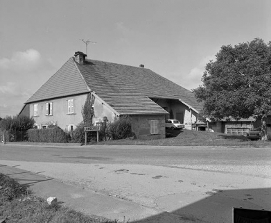 Façade antérieure et face latérale droite. © Région Bourgogne-Franche-Comté, Inventaire du patrimoine