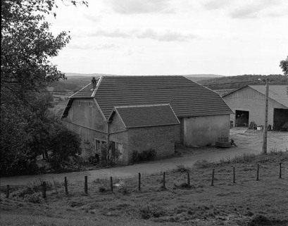 Façade antérieure et face latérale droite. © Région Bourgogne-Franche-Comté, Inventaire du patrimoine