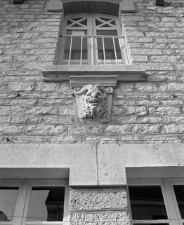 Culot au-dessous de la baie du 1er étage des communs. © Région Bourgogne-Franche-Comté, Inventaire du patrimoine Culot au-dessous de la baie du 1er étage des communs. © Région Bourgogne-Franche-Comté, Inventaire du patrimoine