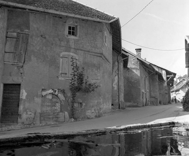 Maisons situées rue Robert Dame vues depuis la fontaine-lavoir. © Région Bourgogne-Franche-Comté, Inventaire du patrimoine