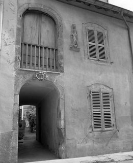 Détail de la façade antérieure : le passage voûté. © Région Bourgogne-Franche-Comté, Inventaire du patrimoine