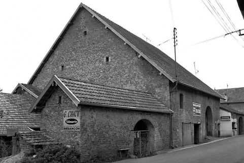 Façade antérieure vue de trois quarts gauche. © Région Bourgogne-Franche-Comté, Inventaire du patrimoine