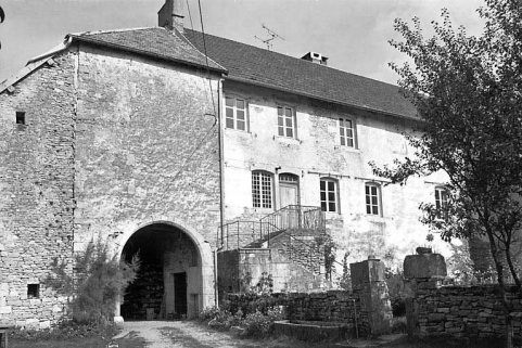Façade antérieure et le passage voûté. © Région Bourgogne-Franche-Comté, Inventaire du patrimoine