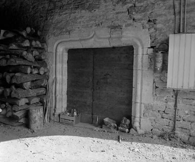 L'entrée du sous-sol sous le passage voûté. © Région Bourgogne-Franche-Comté, Inventaire du patrimoine