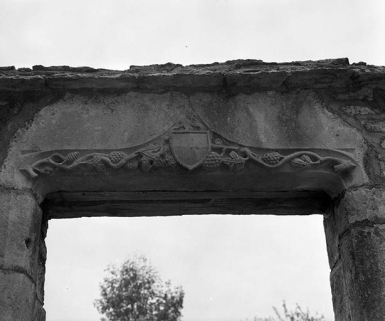 Maison située à Maisières-Notre-Dame :  linteau décoré de la porte piétonne. © Région Bourgogne-Franche-Comté, Inventaire du patrimoine