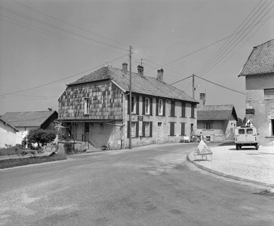 Façade antérieure et face latérale gauche. © Région Bourgogne-Franche-Comté, Inventaire du patrimoine