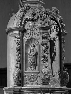 Dais d'exposition : côté gauche. © Région Bourgogne-Franche-Comté, Inventaire du patrimoine