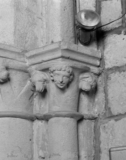 Chapiteau du choeur à tête humaine et têtes de chien. © Région Bourgogne-Franche-Comté, Inventaire du patrimoine Chapiteau du choeur à tête humaine et têtes de chien. © Région Bourgogne-Franche-Comté, Inventaire du patrimoine