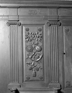 Détail : le panneau portant les initiales F D (?). © Région Bourgogne-Franche-Comté, Inventaire du patrimoine