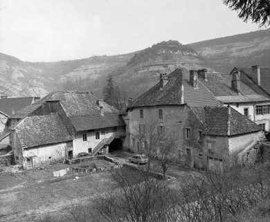 Façade postérieure vue de trois quarts gauche. © Région Bourgogne-Franche-Comté, Inventaire du patrimoine