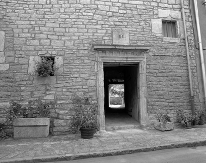 Détail de la façade antérieure : porte conduisant au jardin. © Région Bourgogne-Franche-Comté, Inventaire du patrimoine