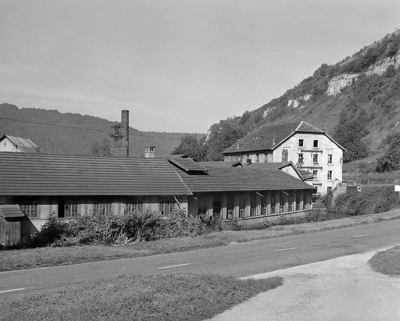 La clouterie et le logement d'ouvriers en bordure de la Nationale. © Région Bourgogne-Franche-Comté, Inventaire du patrimoine La clouterie et le logement d'ouvriers en bordure de la Nationale. © Région Bourgogne-Franche-Comté, Inventaire du patrimoine