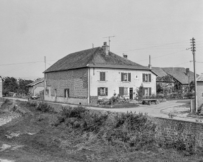 Ferme cadastrée 1968 AC 224 : façade antérieure et face latérale gauche. © Région Bourgogne-Franche-Comté, Inventaire du patrimoine