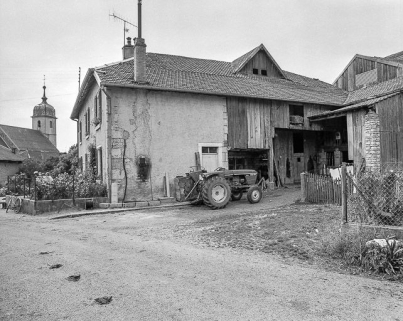 Ferme cadastrée 1968 AC 224 : façade antérieure et face latérale droite. © Région Bourgogne-Franche-Comté, Inventaire du patrimoine