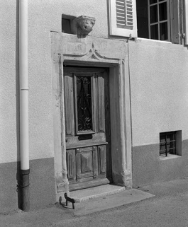 Maison située rue Robert Dame, cadastrée 1971 AB 529  : porte piétonne de trois quarts gauche. © Région Bourgogne-Franche-Comté, Inventaire du patrimoine
