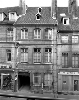 Vue d'ensemble de la façade antérieure du logis sur rue. © Région Bourgogne-Franche-Comté, Inventaire du patrimoine